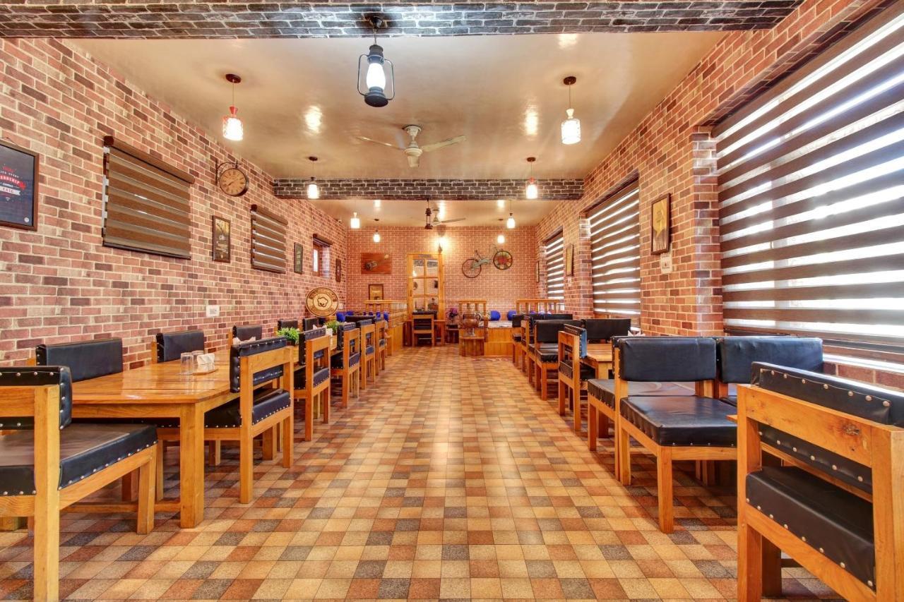 Super Oyo Capital O 91600 The Village Classic Hotel And Restaurant Σριναγκάρ Εξωτερικό φωτογραφία